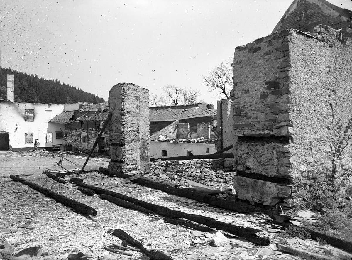 Javoříčko krátce po vypálení v květnu 1945, snímek 10